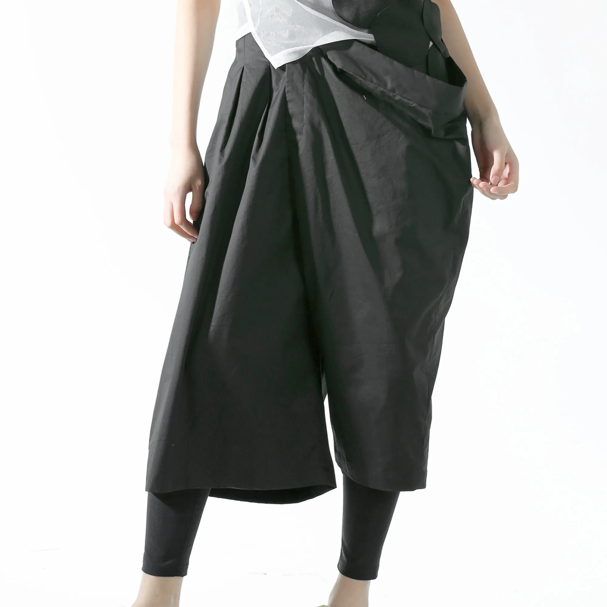 Trousers - Asymmetric leg width